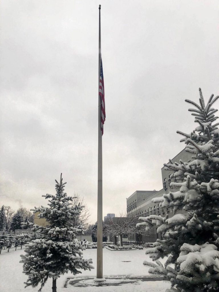 Zastava ispred američke ambasade u Sarajevu spuštena na pola koplja