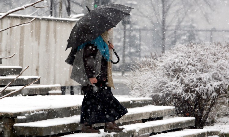 Narednih dana u BiH pretežno oblačno vrijeme, uz slab snijeg i kišu povremeno