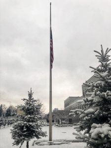 Zastava ispred američke ambasade u Sarajevu spuštena na pola koplja