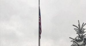 Zastava ispred američke ambasade u Sarajevu spuštena na pola koplja