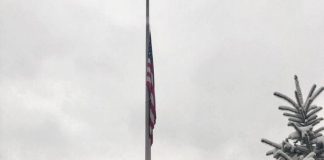 Zastava ispred američke ambasade u Sarajevu spuštena na pola koplja
