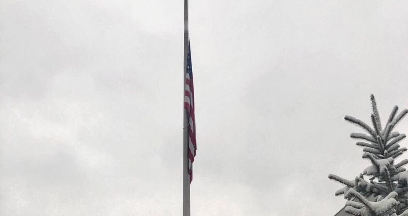 Zastava ispred američke ambasade u Sarajevu spuštena na pola koplja