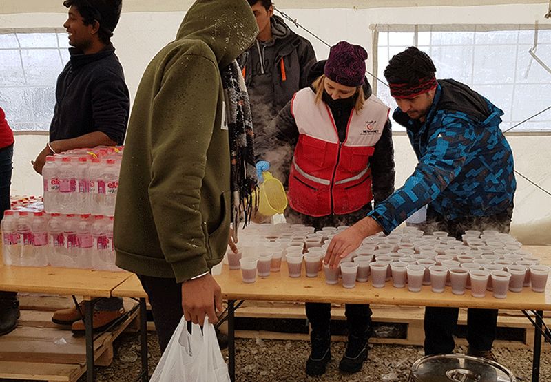 'Merhamet' i danas podijelio migrantima u Bihaću novi kontingent pomoći