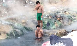 Migranti se kupaju na izvoru na Ilidži uprkos velikim minusima