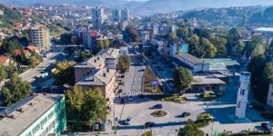 Kakanj: Migranti obili prodavnicu, krali novac i cigarete