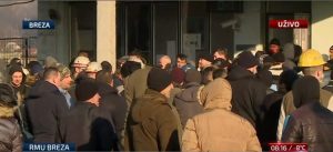 Građani se okupljaju skupa sa rudarima ispred RMU Breza