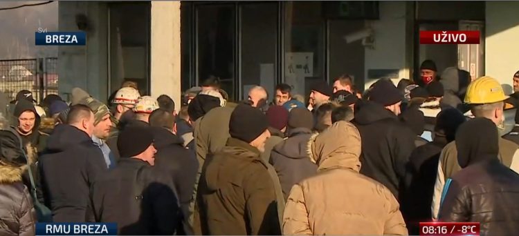 Građani se okupljaju skupa sa rudarima ispred RMU Breza