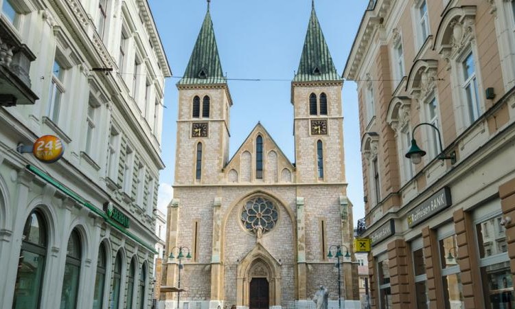 Kardinal Puljić predvodit će večeras misu za sve preminule od koronavirusa