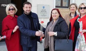Mostarski gradonačelnik dijelio cvijeće svojim sugrađankama