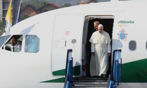 Papa Franjo otputovao u Irak, hiljade sigurnosnih djelatnika obezbjeđuje posjetu