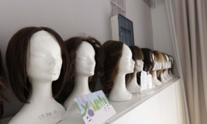 Vlasuljar Halilović besplatno pravi perike za djecu oboljelu od raka
