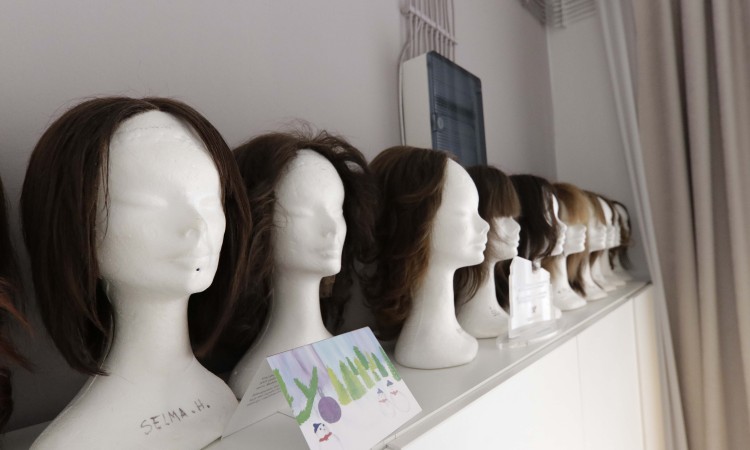 Vlasuljar Halilović besplatno pravi perike za djecu oboljelu od raka