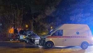 U sudaru vozila Hitne pomoći i golfa povrijeđeno više osoba