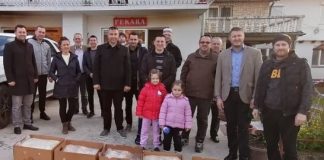 Banja Luka: Volonteri i porodica Memić tradicionalno dijele lepine postačima