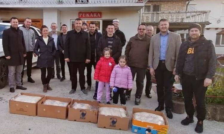 Banja Luka: Volonteri i porodica Memić tradicionalno dijele lepine postačima
