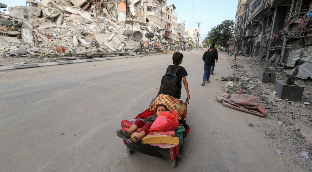 Snimljen trenutak rušenja tornja u trgovačkom centru Gaze