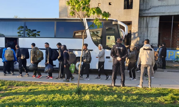 Migranti iz zgrade Doma penzionera u Bihaću izmješteni na lokalitet Lipa
