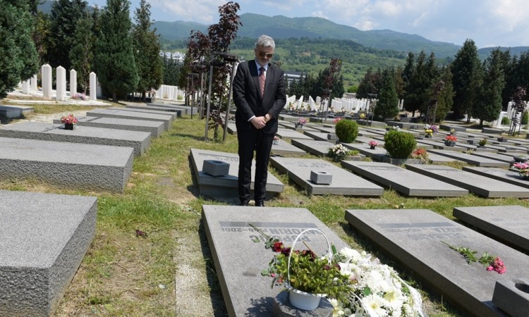 Polaganjem cvijeća obilježena 20. godišnjica smrti Davorina Popovića