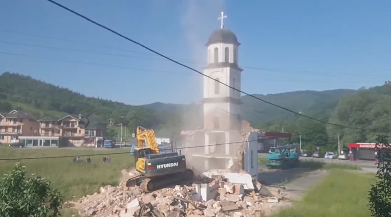 VIDEO: U toku je uklanjanje nelegalno izgrađene crkve iz dvorišta Fate Orlović