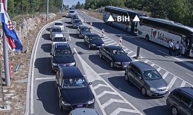 Zbog vrućina na put idite ujutru ili kasno navečer, na granicama gužva