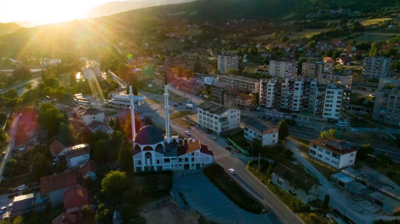 Travnik: Migranti opljačkali džamiju, sportski klub i privatnu kuću