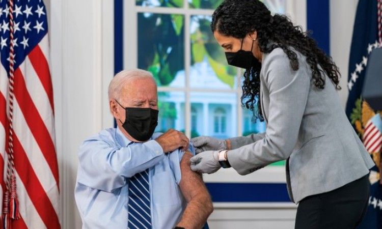 Joe Biden primio treću dozu vakcine protiv koronavirusa