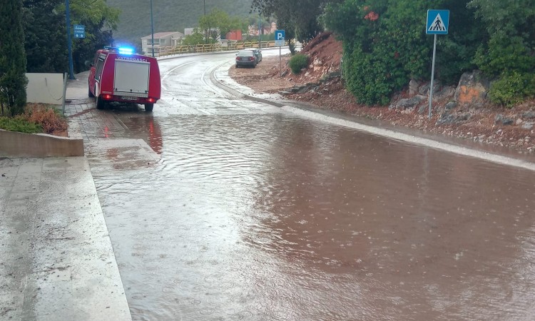 Obilne kiše poplavile poslovne prostore i ulice u Neumu