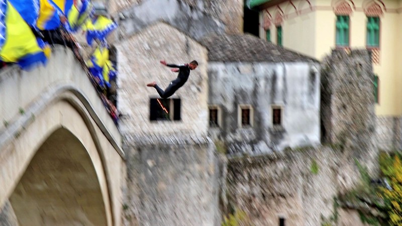 Skokom bez aplauza obilježena godišnjica rušenja Staroga mosta