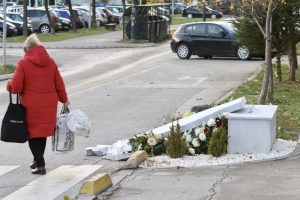 Jak vjetar u Sarajevu srušio i spomenik dvojici ubijenih policajaca
