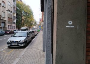 Beograđani grafitima Cvijeta Srebrenice protiv državne politike slavljenja zločinaca