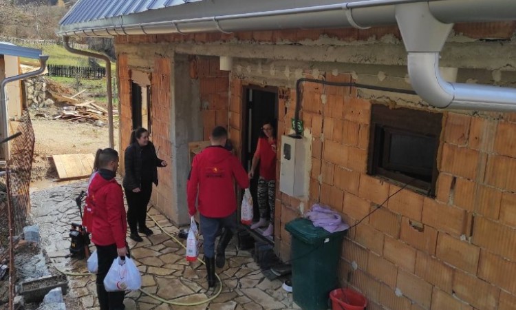 „Merhametovi“ timovi na terenu dostavljaju pomoć ugroženim od poplava