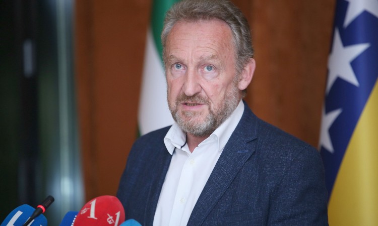 Bakir Izetbegović: Božić ujedinjuje ljude oko univerzalnih vrijednosti