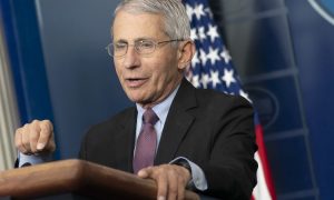 Dr. Anthony Fauci: Prvi izvještaji o varijanti omikron pokazuju da je manje opasna