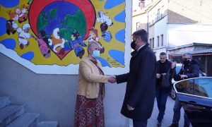 Fadil Novalić uručio novogodišnje paketiće polaznicima Zavoda 'Mjedenica'