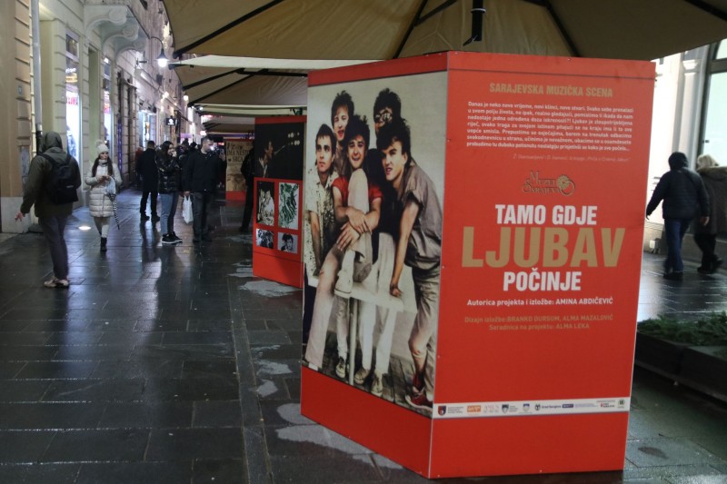 U Sarajevu otvorena multimedijalna izložba 'Crvena jabuka: Za sve ove godine'