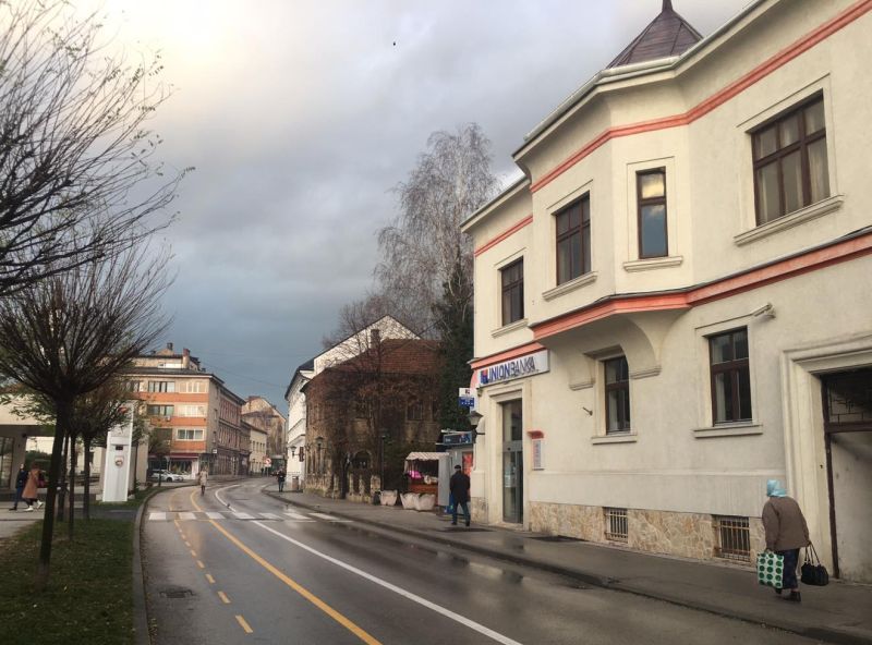 Pretežno oblačno vrijeme sa kišom u većini područja, na planinama sa snijegom