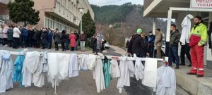 Konjic ostaje bez ljekara, bijeli mantili na kapiji Opće bolnice