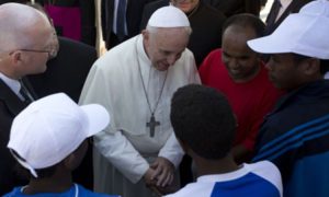 Papa Franjo poziva EU da poboljša upravljanje migracijama