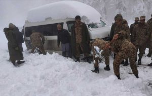 Pakistanski snijeg: Smrtonosno vrijeme 'zarobilo' stotine vozača