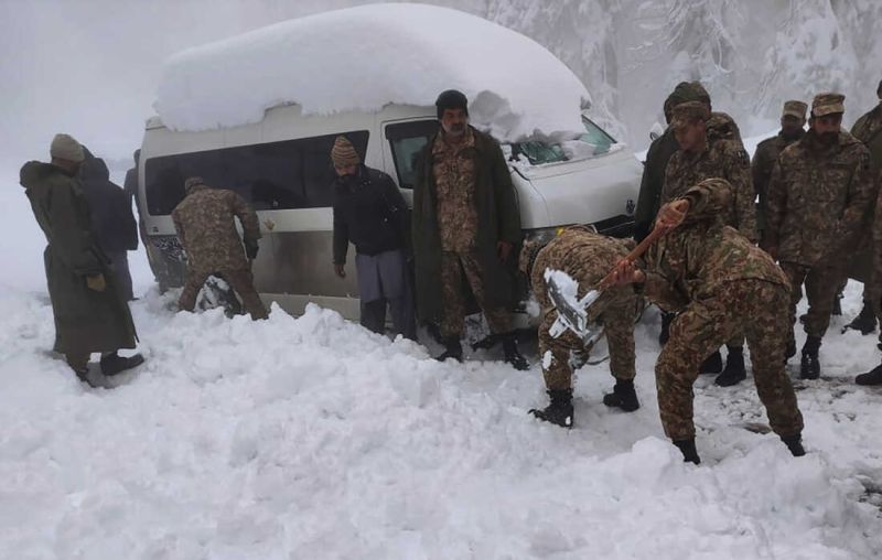 Pakistanski snijeg: Smrtonosno vrijeme 'zarobilo' stotine vozača