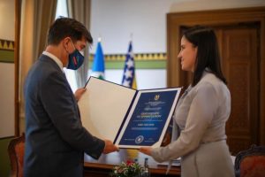Karić uručila Zahvalnicu Sarajeva odlazećem ambasadoru SAD Ericu Nelsonu