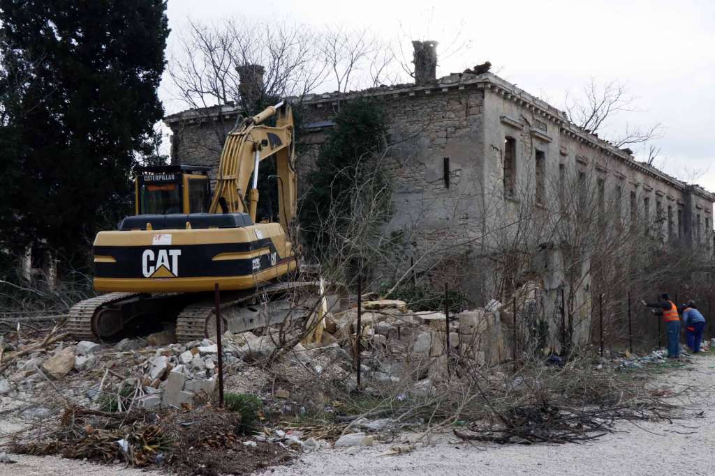 Mostar: Ruši se nekadašnja Željeznička zgrada 'Ćiro'