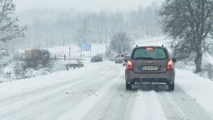 Snijeg i jak vjetar otežavaju saobraćaj u BiH
