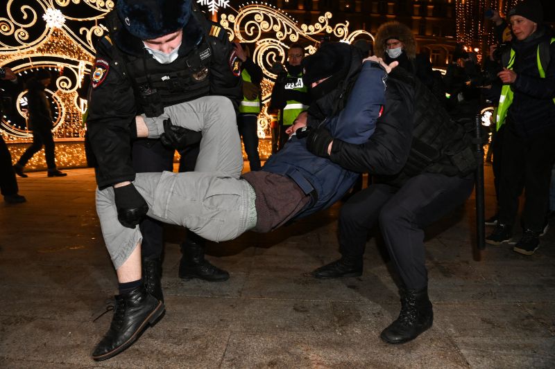 Širom Rusije protesti protiv rata, policajci ih privode
