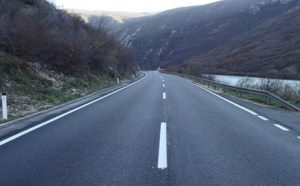 Mokar i klizav kolovoz, snijeg pada u planinskim predjelima