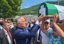 Milo Đukanović o godišnjici genocida u Srebrenici: Nijemi pred istinom, ponizni pred žrtvama