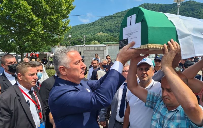 Milo Đukanović o godišnjici genocida u Srebrenici: Nijemi pred istinom, ponizni pred žrtvama