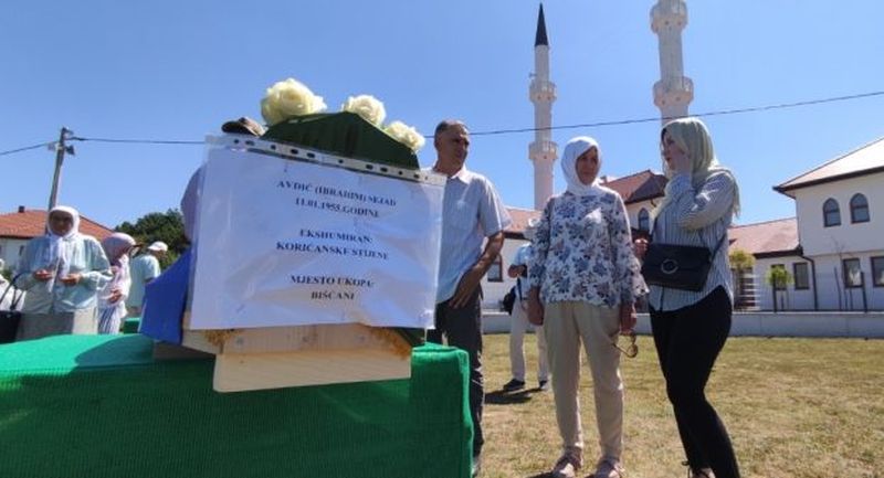 Porodice pristižu u Kozarac: Danas dženaza i ukop 16 žrtava nepresuđenog prijedorskog genocida