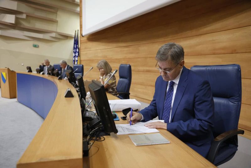 Hoće li se političari pred oktobar odreći 500 KM povišice plaće?