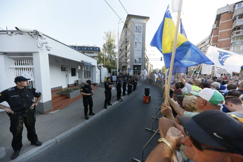 Protesti pred OHR-om se nastavljaju, grupa građana prenoćila
